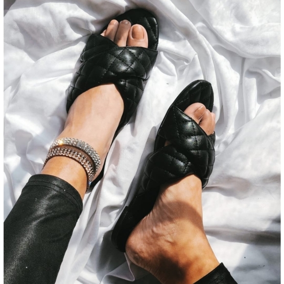 Shoes - 🚨//LAST CHANCE// Black quilted Sandal